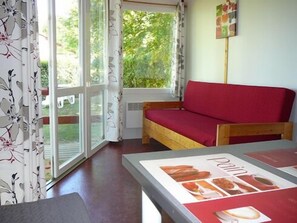 Flachbildfernseher, Tischfußball, Tischtennisplatte, Bücher