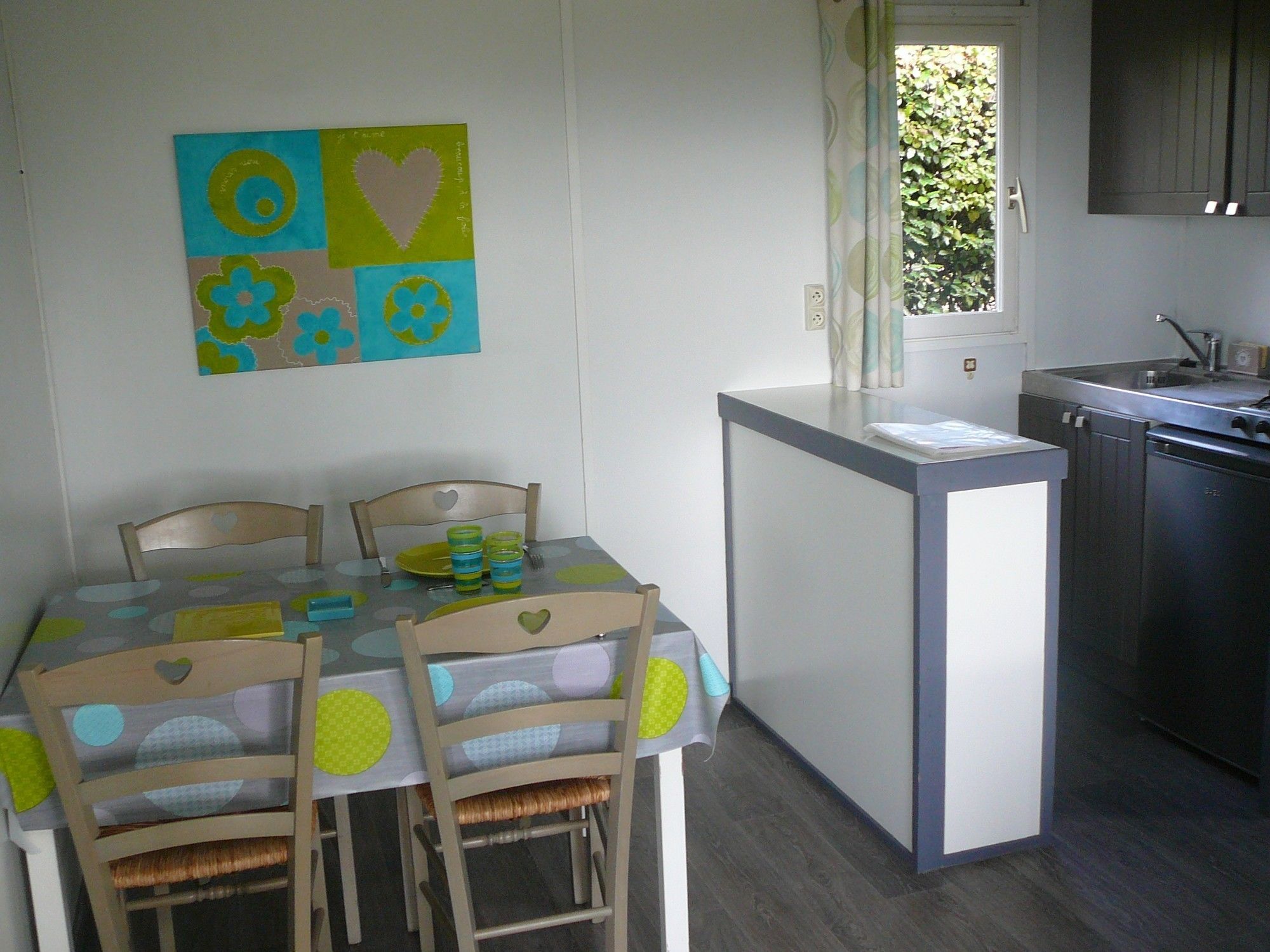 Una cocina compacta con zona de comedor.