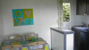 Una cocina compacta con zona de comedor.