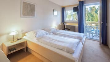 Habitación Business doble, balcón | 1 dormitorio y espacio para trabajar con un portátil