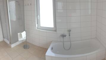 Business-Apartment | Badezimmer | Dusche, Haartrockner, Handtücher