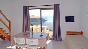 Apartment, 2 Bedrooms, Balcony, Sea View (T3) | Living area | Flat-screen TV