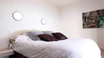 Free cots/infant beds, free WiFi, bed sheets