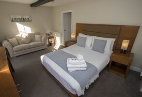 Double Room, Ensuite | Desk, iron/ironing board, cribs/infant beds, free WiFi