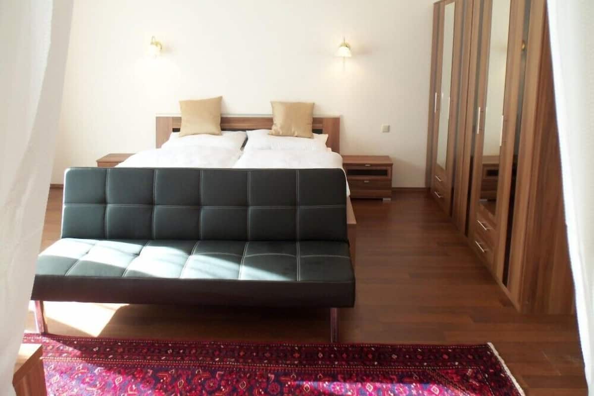 Departamento estándar, 2 habitaciones, vista a la montaña | Escritorio, camas extra, wifi gratis y ropa de cama 