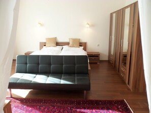 Standard-Apartment, 2 Schlafzimmer, Bergblick | Schreibtisch, Zustellbetten, kostenloses WLAN, Bettwäsche