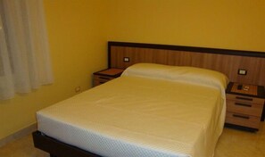 Ropa de cama de alta calidad, cubrecamas y muebles diferentes