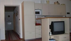 Kühlschrank, Mikrowelle, Herdplatte, Geschirrspüler