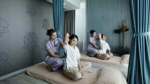 A room with a grey wall, blue curtains, and a decorative plant. - Avani Khon Kaen Hotel & Convention Centre (Khon Kaen)