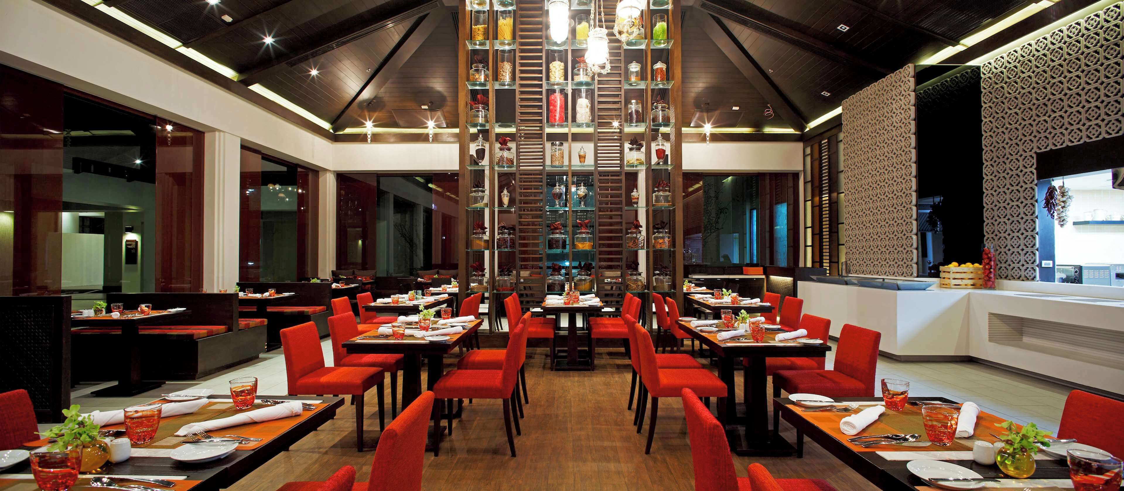 4 restauranter; serverer morgenmad, frokost og internationale retter