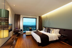 Minibar, in-room safe, individually decorated, desk