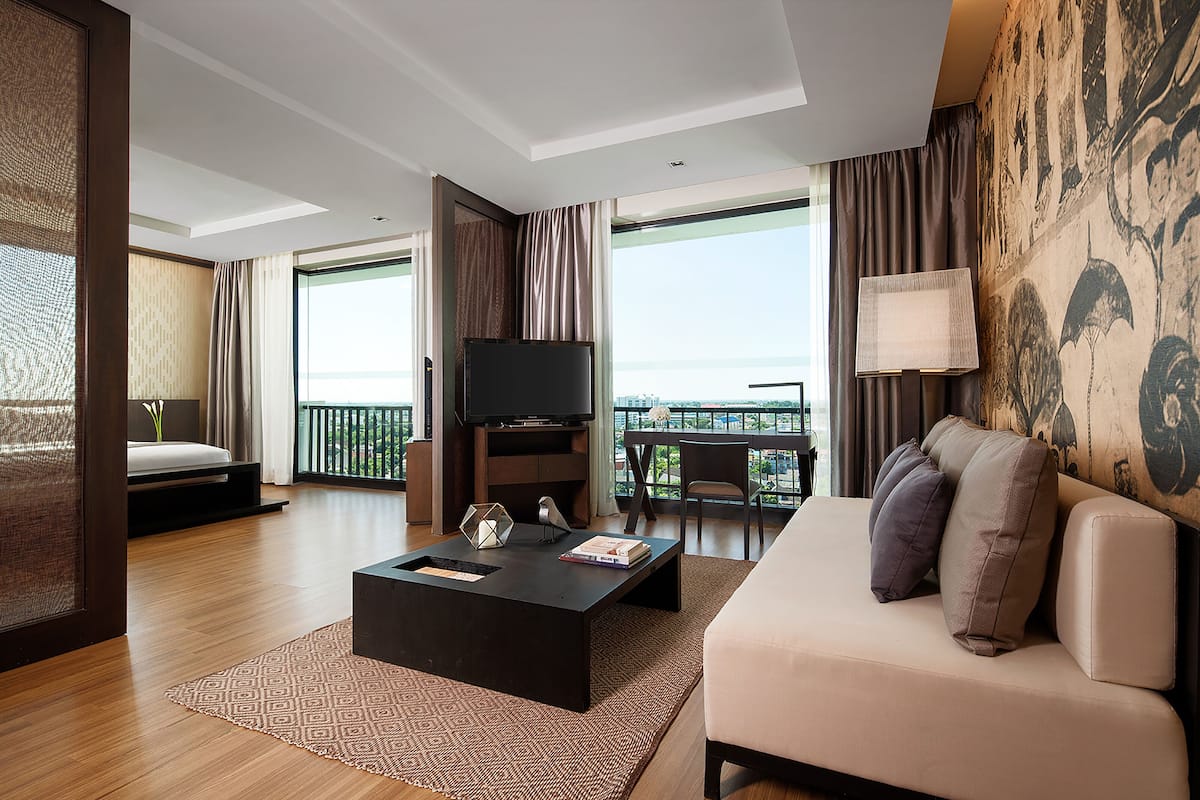 AVANI Executive Suite | Minibar, brankas, meja kerja, dan ruang kerja ramah laptop
