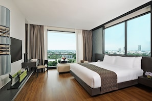 A modern hotel room with a large bed, a desk, and a TV. - Avani Khon Kaen Hotel & Convention Centre (Khon Kaen)