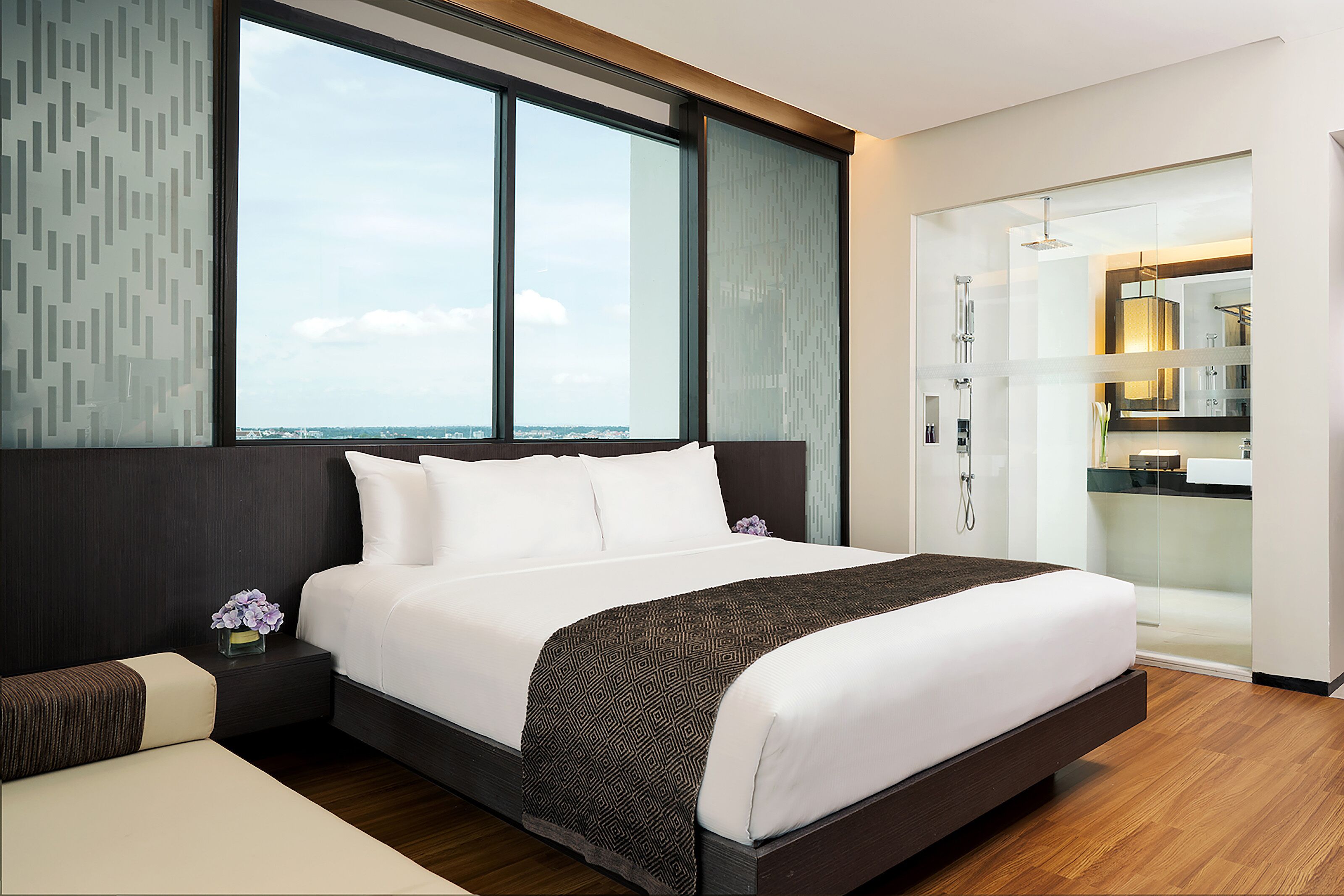 AVANI Premier room | Minibar, caja de seguridad en la habitación y decoración personalizada 