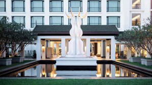 A modern hotel with a central water feature and a symmetrical facade. - Avani Khon Kaen Hotel & Convention Centre (Khon Kaen)