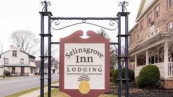 A sign for Selinsgrove Inn Lodging with a pineapple logo.