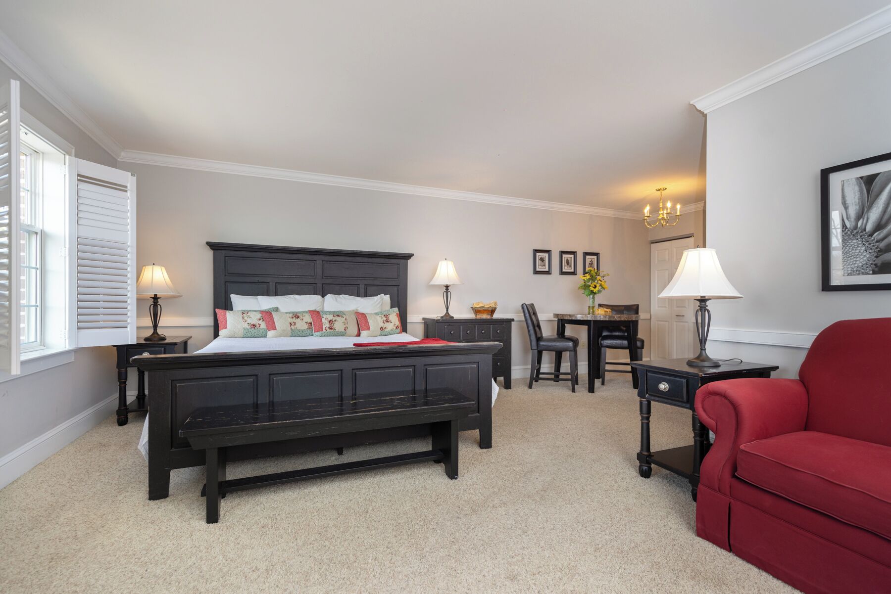 Jetted Tub Room One King Bed | 각각 다른 스타일의 인테리어, 각각 다르게 가구 비치, 책상, 노트북 작업 공간