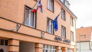 A building with a sign reading "HOTEL". - Ringhotel Altstadt (Guestrow)