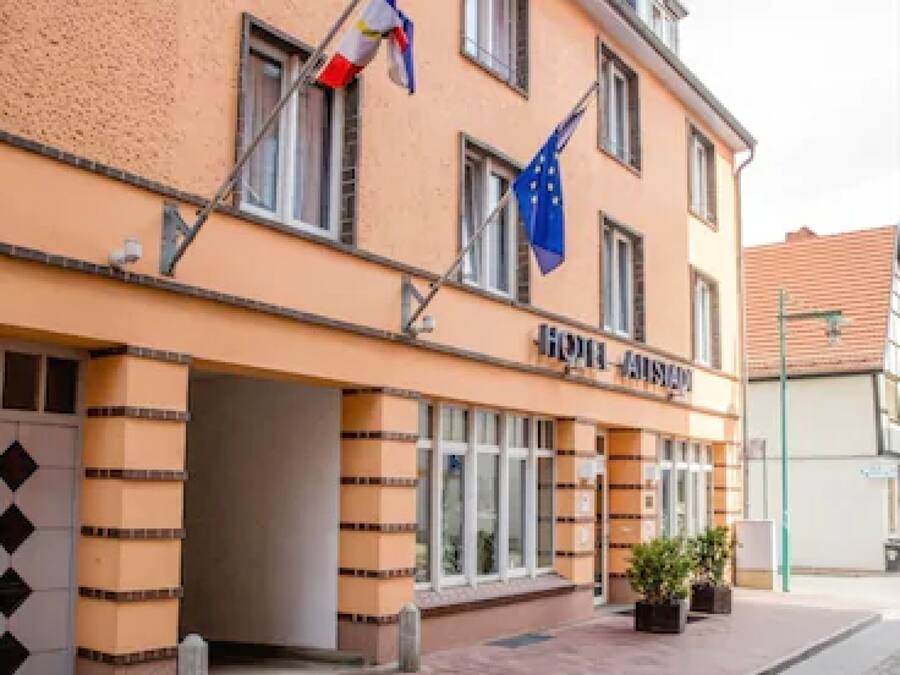 En byggnad med en skylt där det står ”HOTEL”.