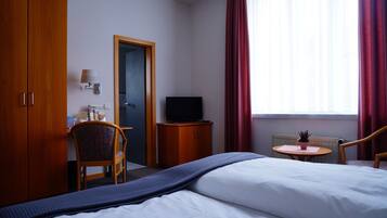 Zimmersafe, Schreibtisch, kostenlose Babybetten, Zustellbetten