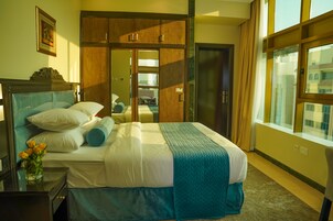 Executive Double Suite with Queen Bed | Minibar, in-room safe, individually decorated, individually furnished