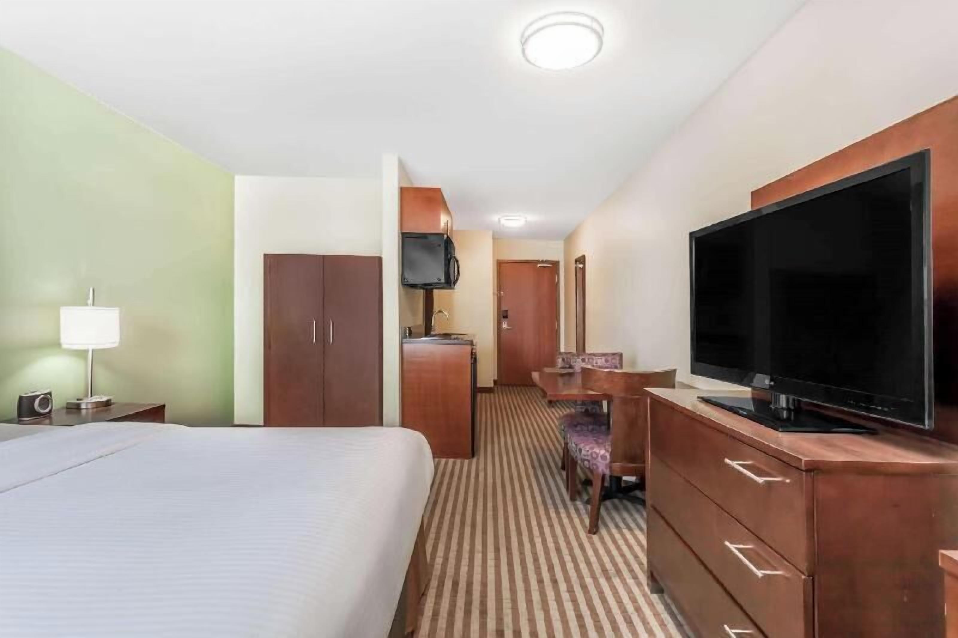 Escritorio, espacio para trabajar con laptop y cortinas blackout 