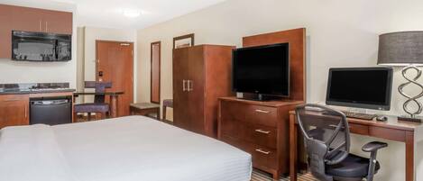 Een bureau, een laptopwerkplek, verduisterende gordijnen