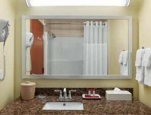 Escritorio, espacio para trabajar con laptop y cortinas blackout 