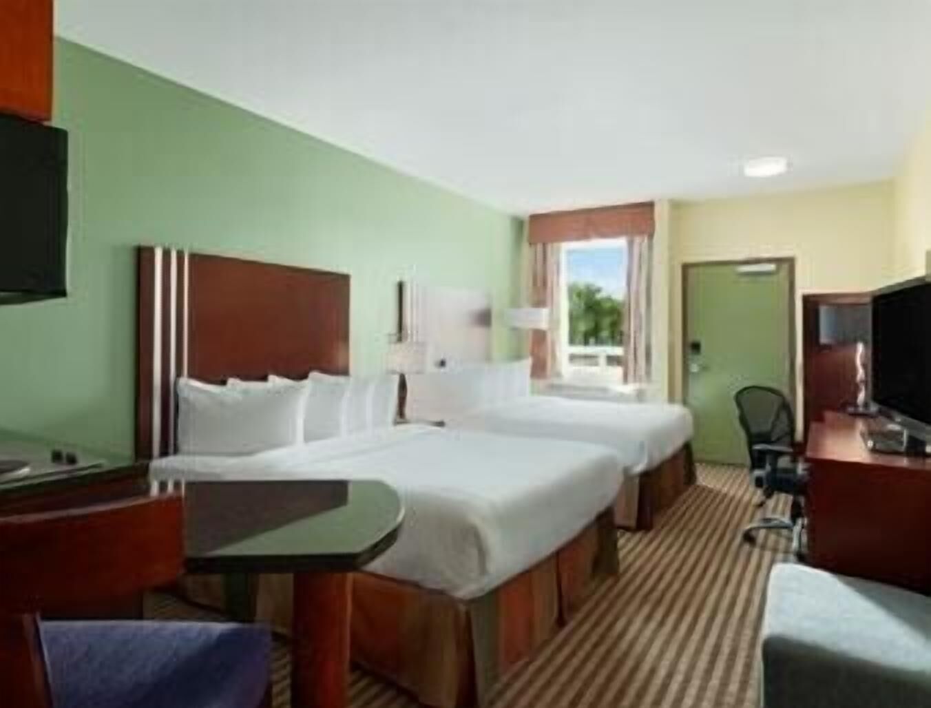 Escriptori, espai de treball apte per a portàtils i cortines opaques 