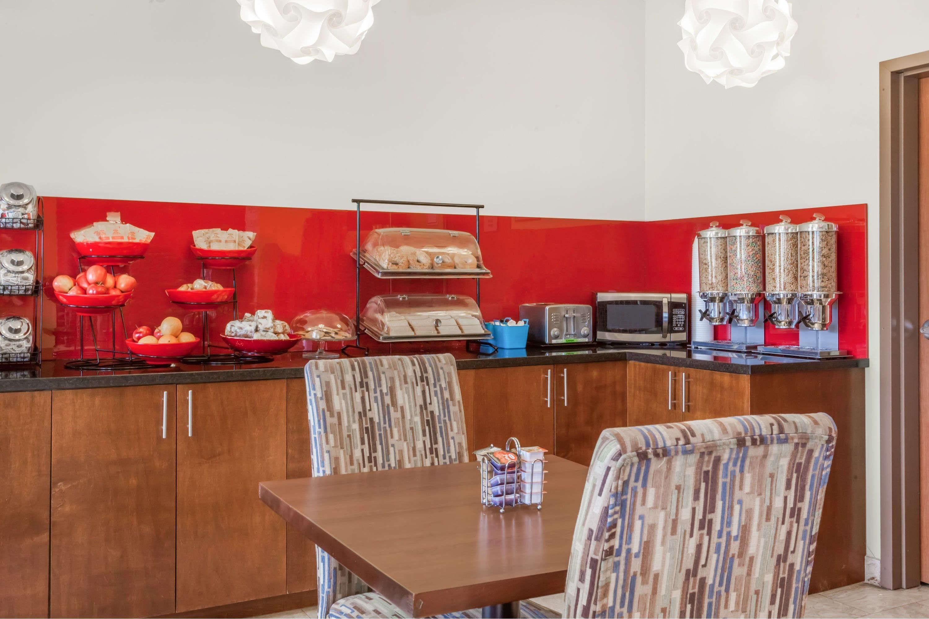 朝食 (ビュッフェ)、毎日提供 (無料)