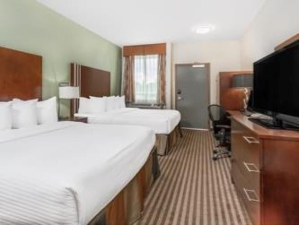 Escriptori, espai de treball apte per a portàtils i cortines opaques 