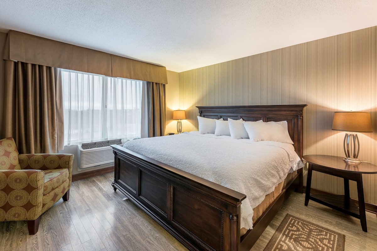 Suite with King Bed & Boardroom | Premium bedding, pillowtop beds, desk, blackout drapes