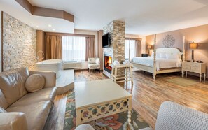 Suite, 1 cama King size, para no fumadores | Baño | Amenidades de baño gratuitas, secadora de cabello, batas, toallas 