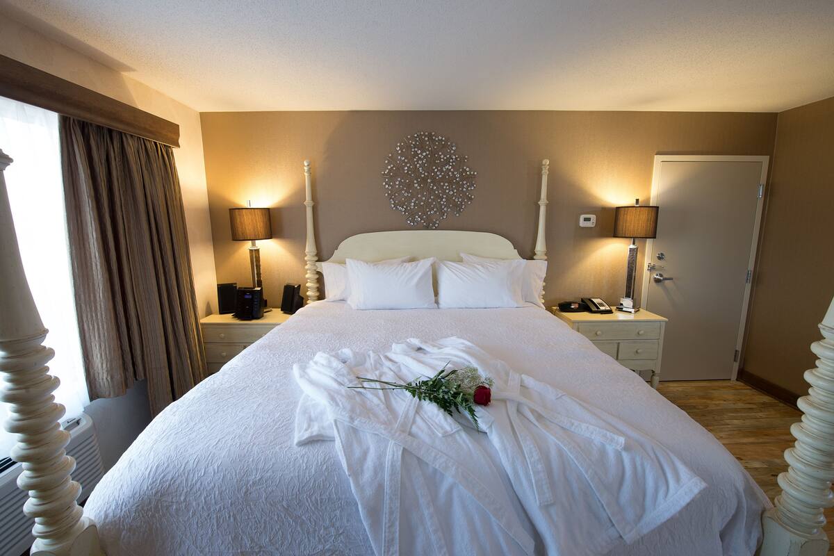 suite, 1 king bed, non smoking | premium bedding, pillow-top beds, desk, blackout curtains