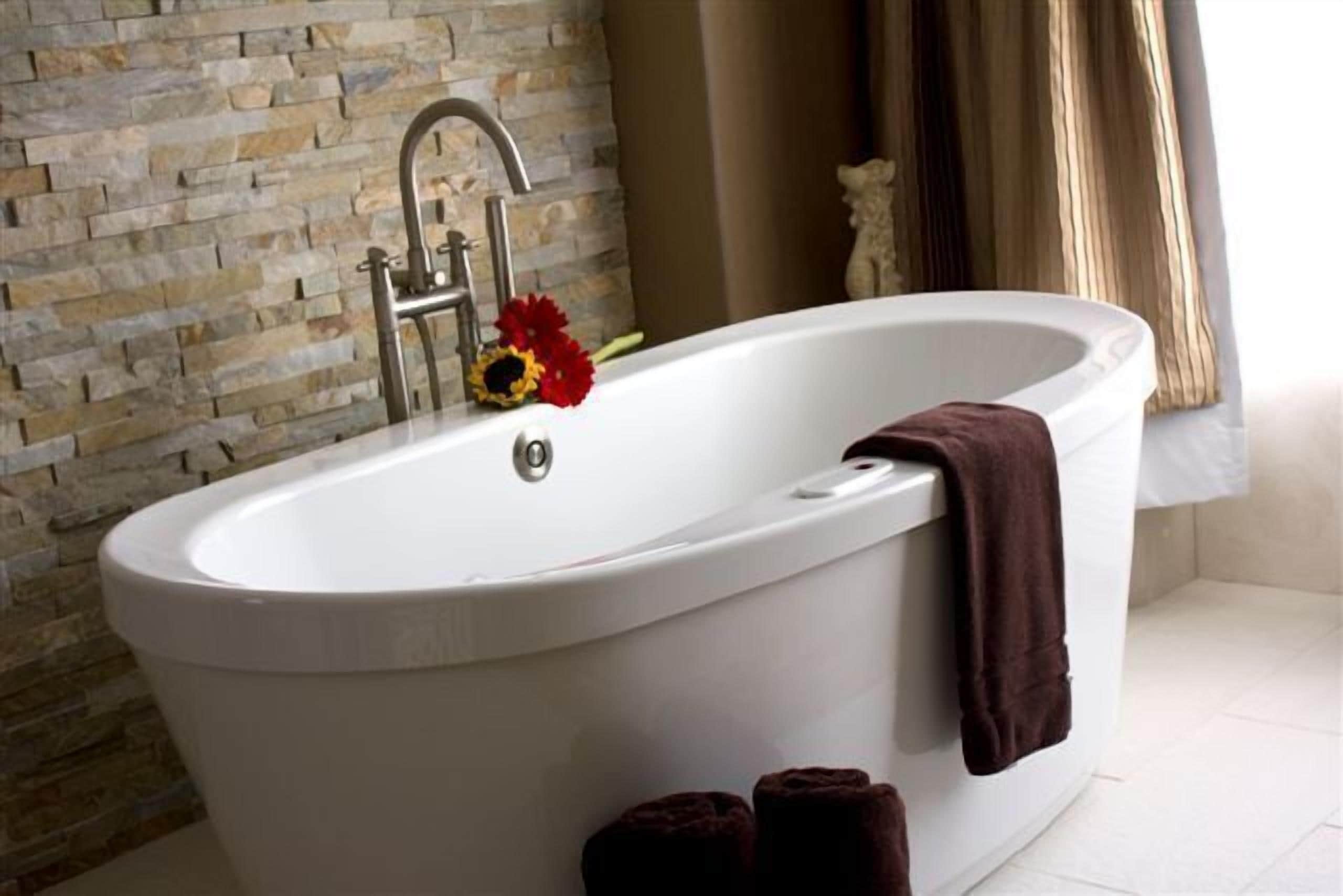 suite, 1 king bed, non smoking | jetted bathtub