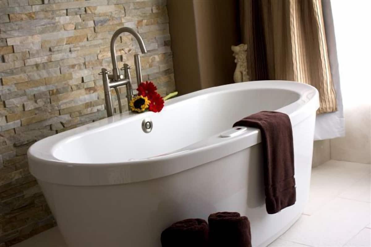 suite, 1 king bed, non smoking | jetted bathtub
