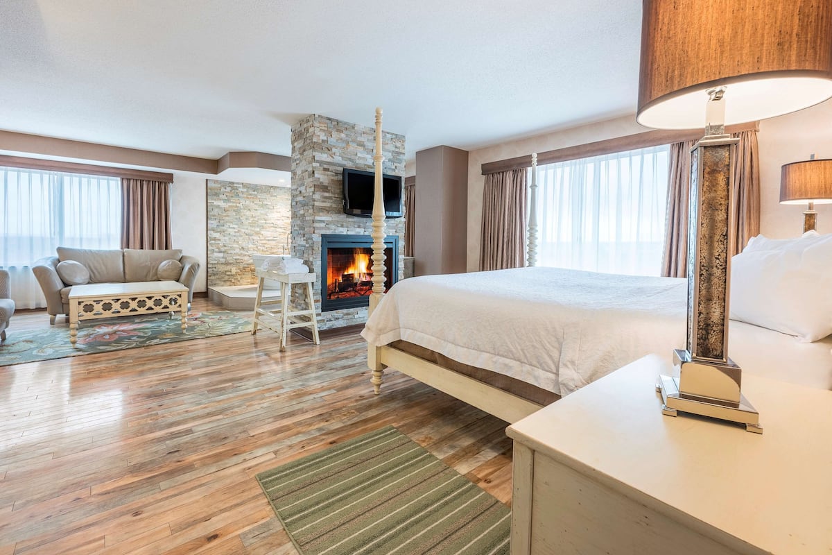 suite, 1 king bed, non smoking | premium bedding, pillow-top beds, desk, blackout curtains