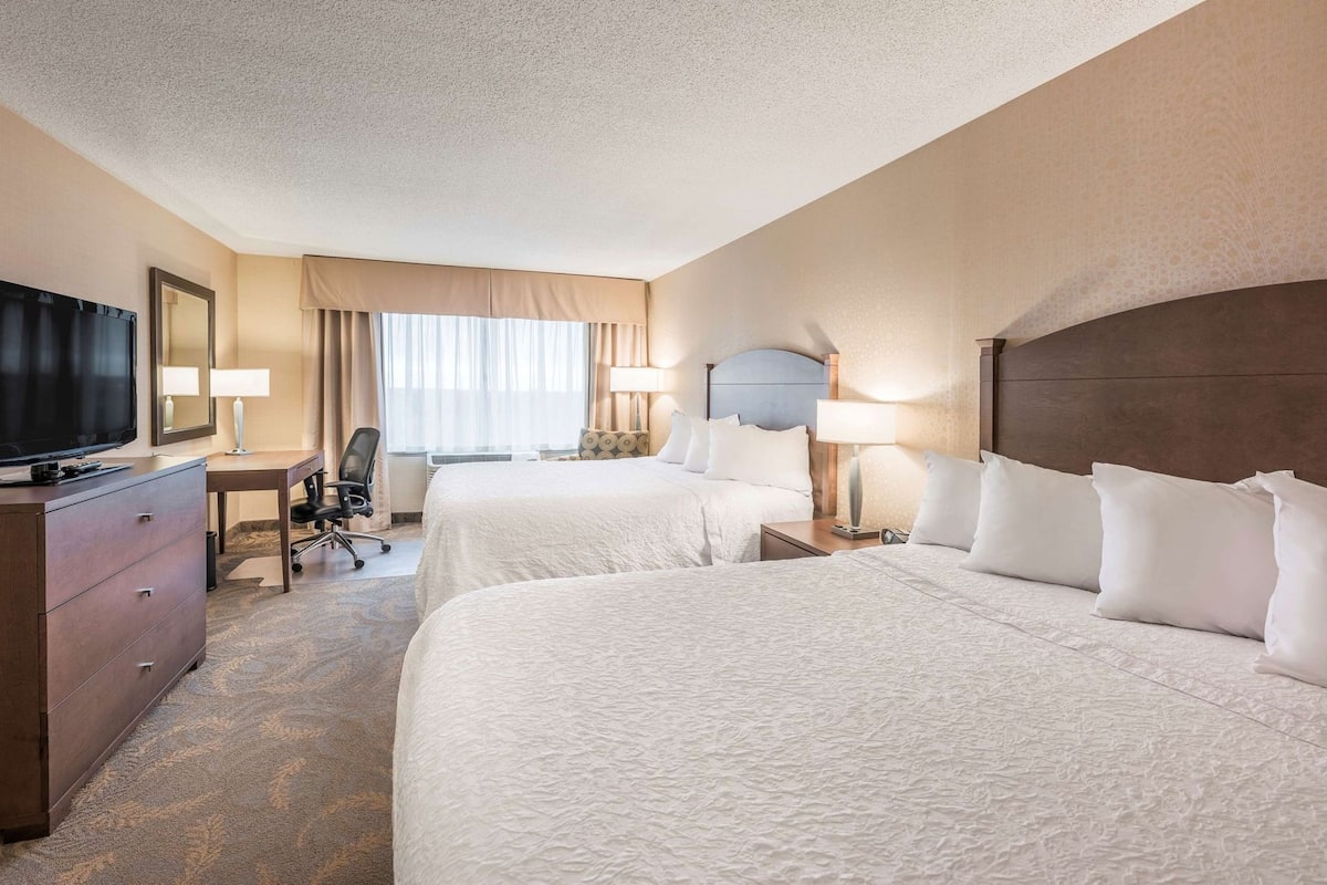 أغطية فراش متميزة وأسرّة بطبقة علوية مريحة ومكتب وستائر تعتيم