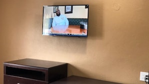 Un televisor sujeto a la pared mostrando un noticiero.