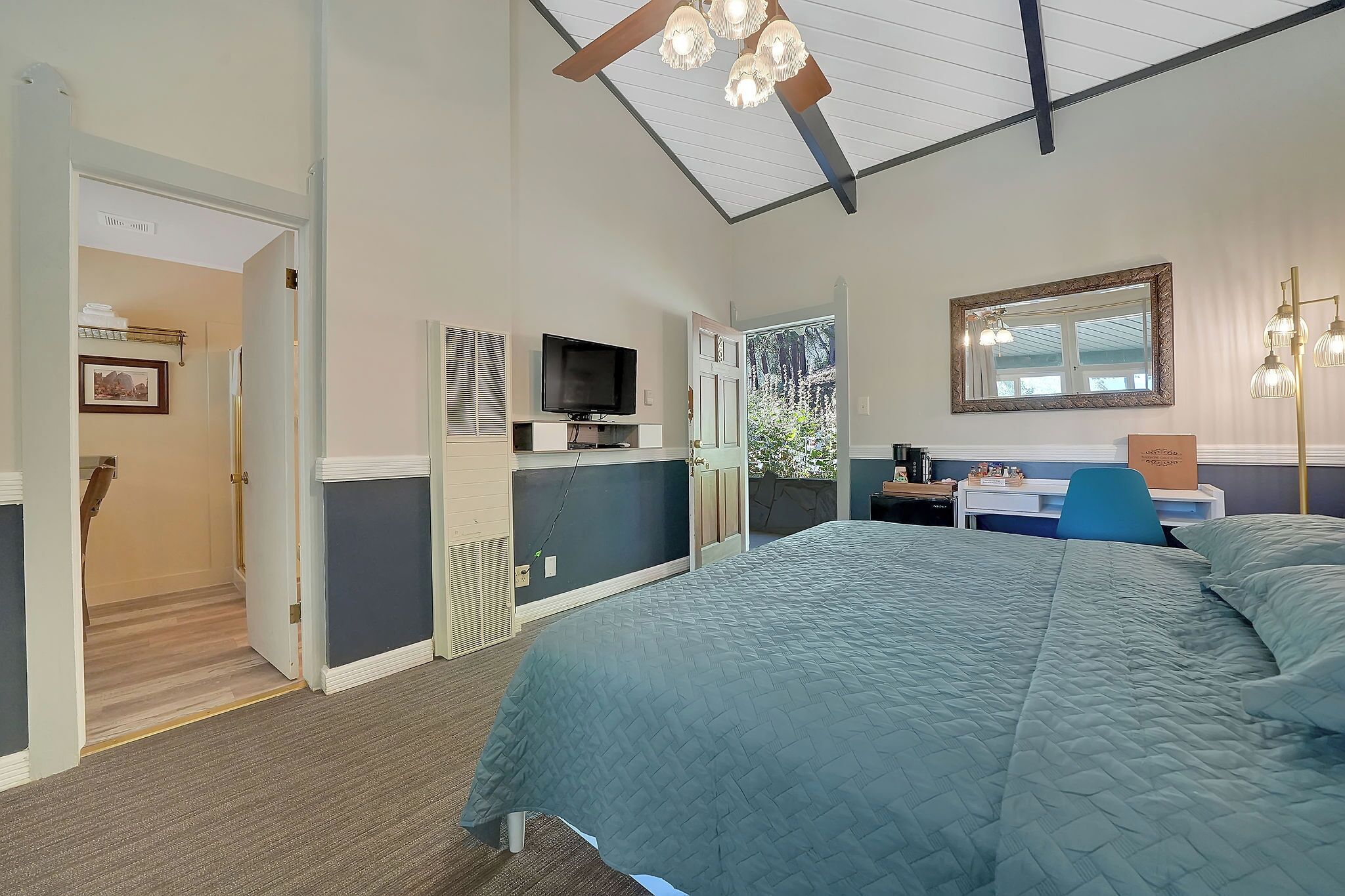 standard room, 1 king bed | individually decorated, individually furnished, iron/ironing board