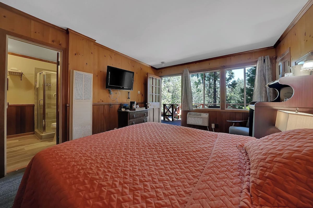 Standard Room, 1 Queen Bed | Individually decorated, individually furnished, iron/ironing board