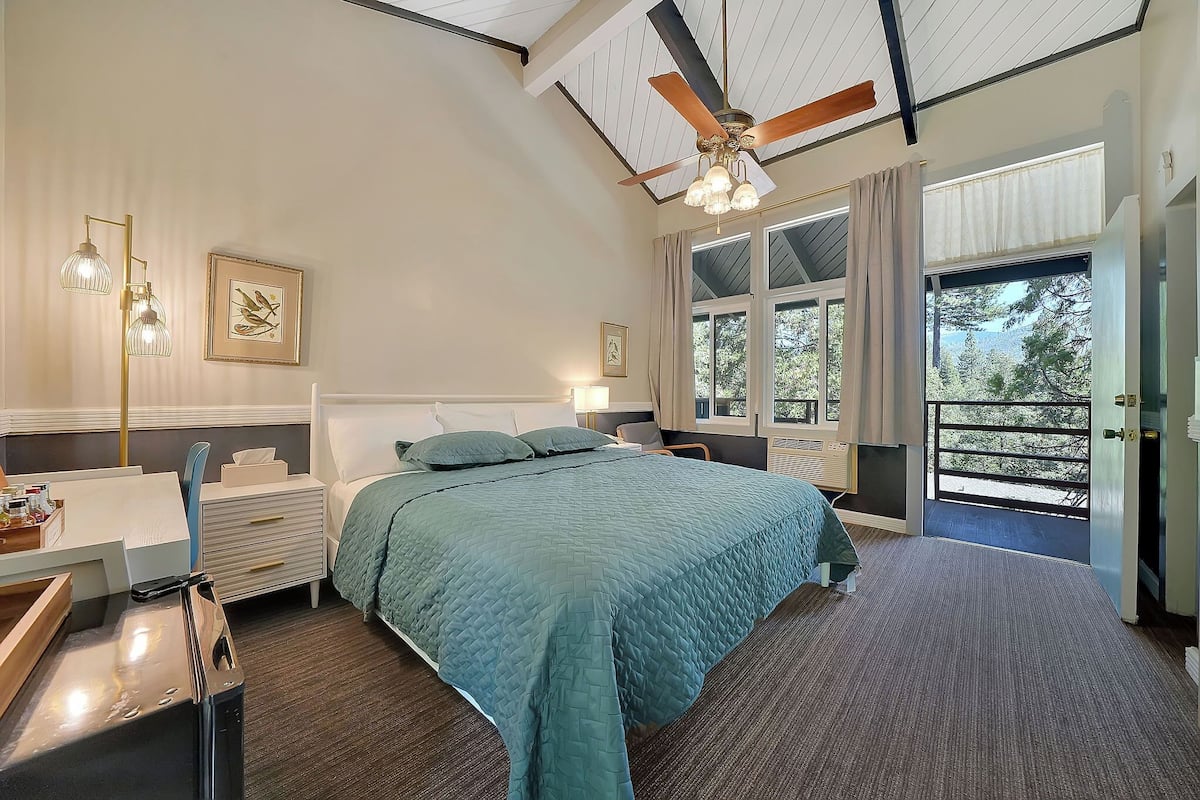 Standard Room, 1 King Bed | Individually decorated, individually furnished, iron/ironing board