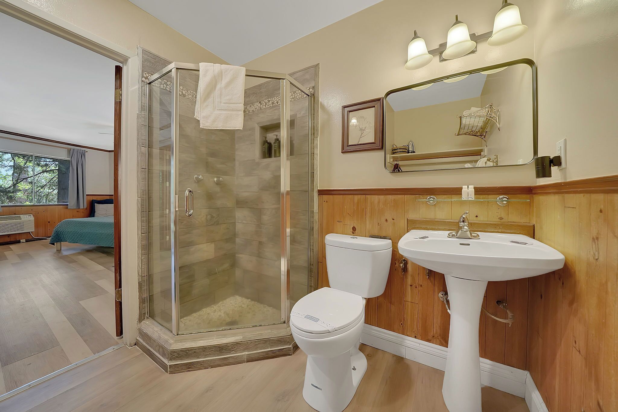 standard room, 1 king bed | individually decorated, individually furnished, iron/ironing board