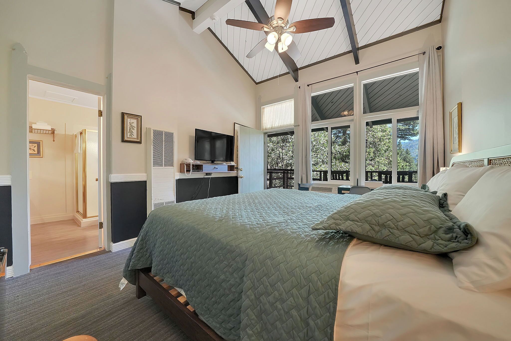 standard room, 1 king bed | individually decorated, individually furnished, iron/ironing board