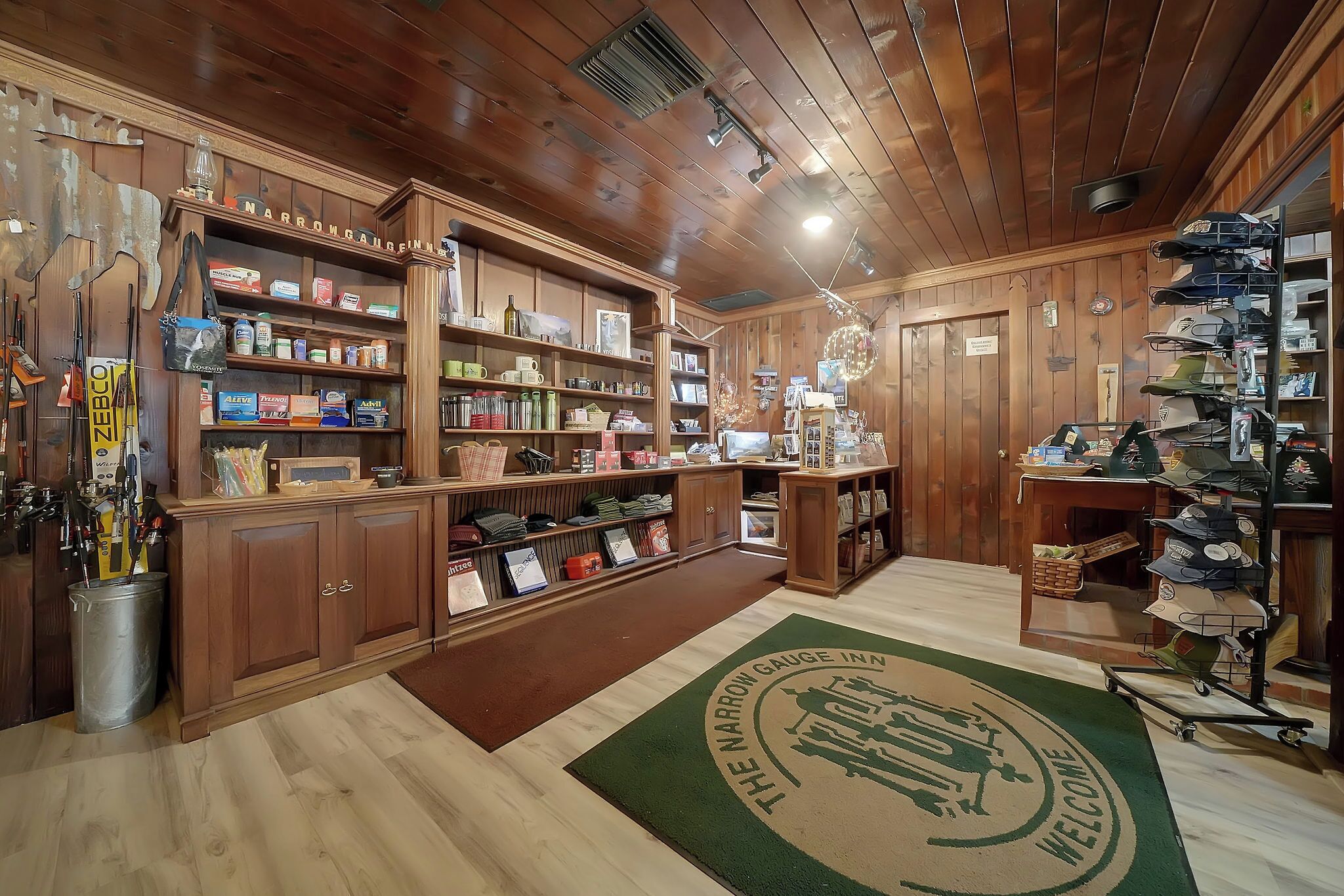 Une auberge chaleureuse avec un décor intérieur en bois, des étagères remplies de divers objets et un présentoir à chaussures.