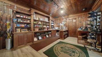 Une auberge chaleureuse avec un décor intérieur en bois, des étagères remplies de divers objets et un présentoir à chaussures.