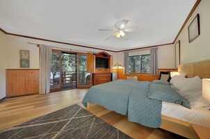 Standard Room, 1 King Bed | Individually decorated, individually furnished, iron/ironing board