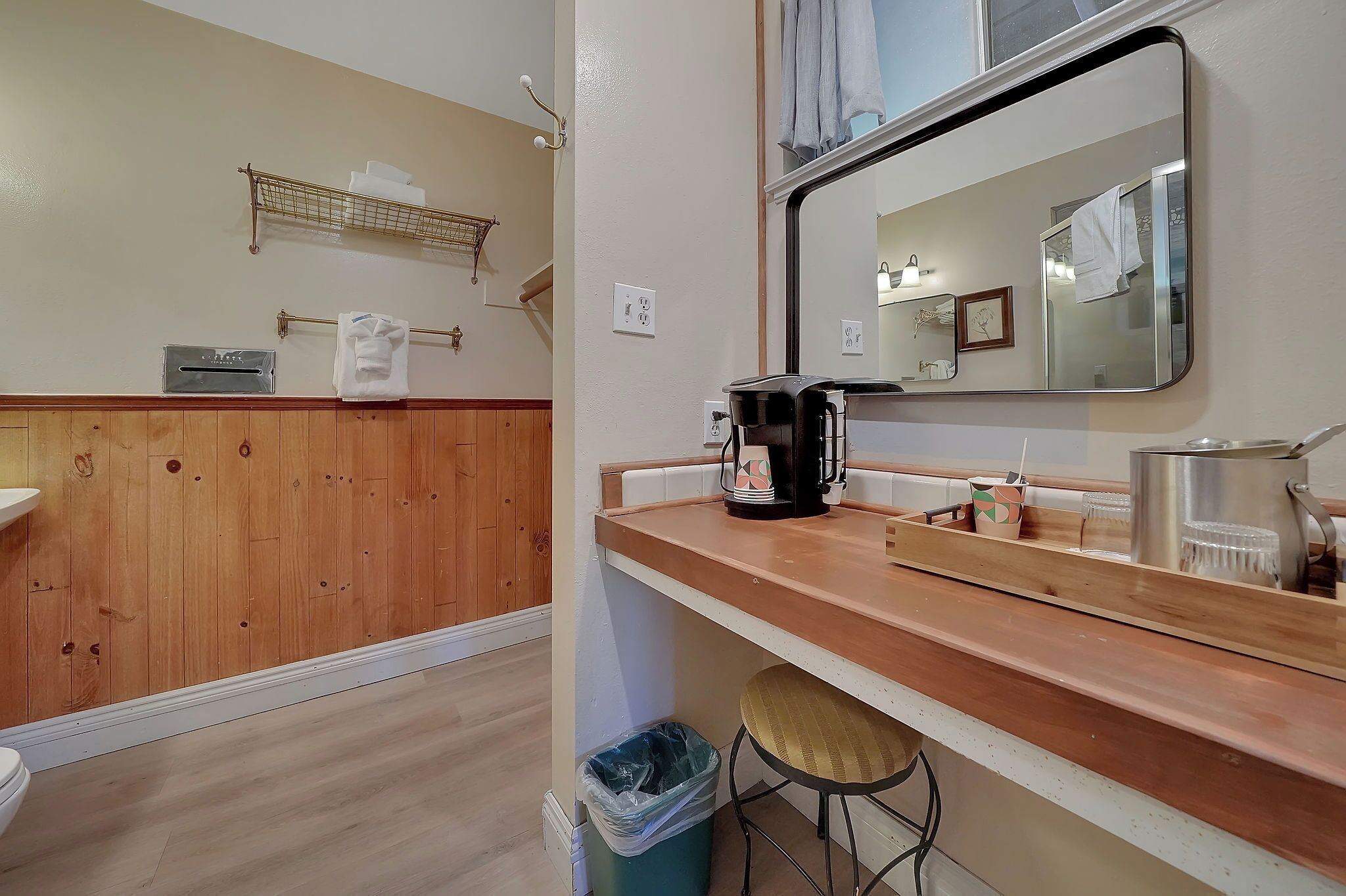 standard room, 1 king bed | individually decorated, individually furnished, iron/ironing board