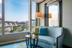 Premier Room, 1 King Bed, Lake View (Premier Lake View King) | Minibar, in-room safe, desk, laptop workspace - Kempinski Hotel Xiamen (Xiamen)