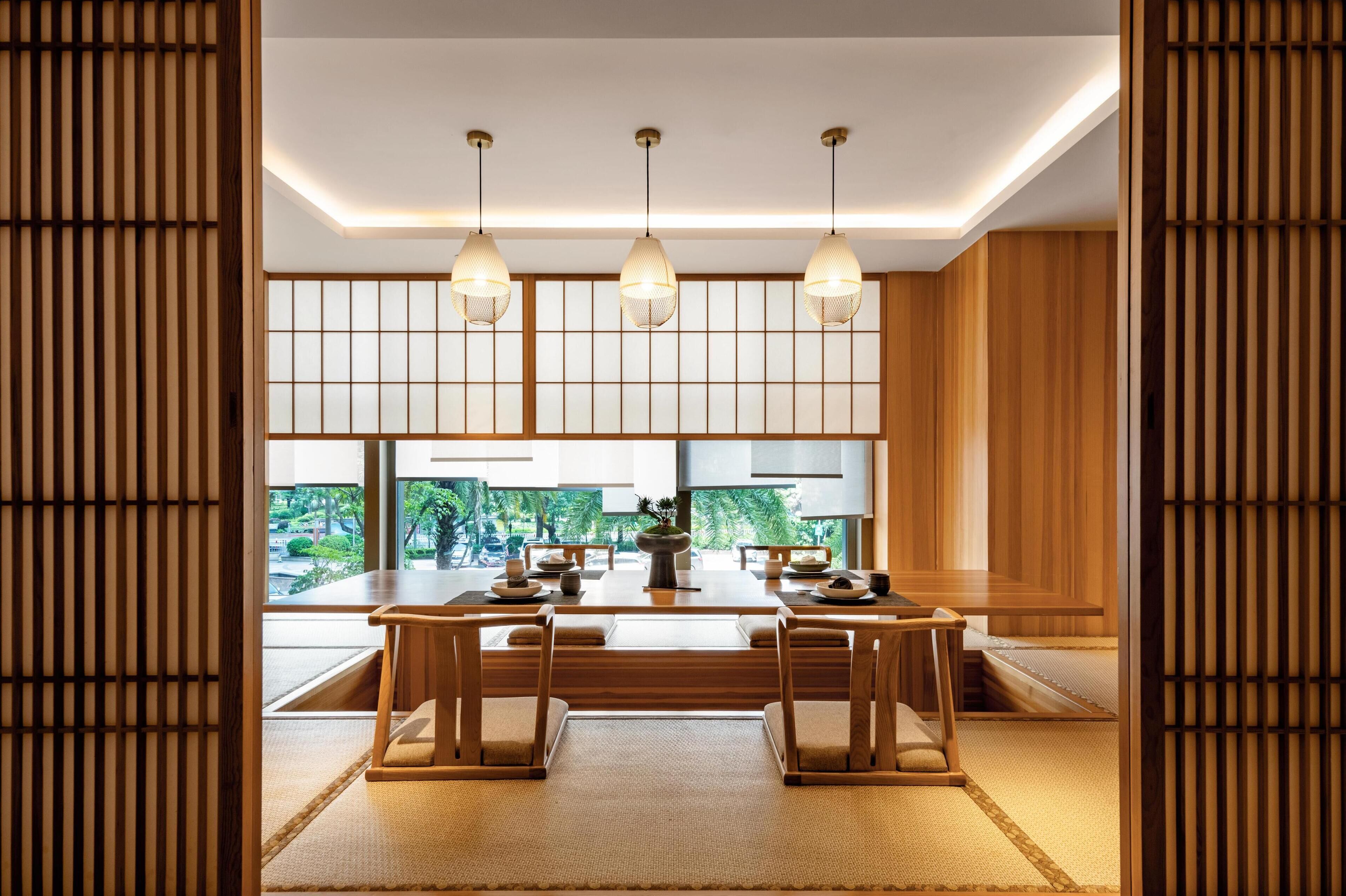 3 restaurants, breakfast, lunch, dinner served; Chinese cuisine 